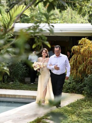Kendra Santacruz Instagram - Pues llego el bodorrio 🥰
Uno de mis sueños siempre fue casarme, tener mi casa, mi marido, mi retoño ( espero retoños en el futuro😋) y al día de hoy ya es una realidad.
Estoy disfrutando esta nueva etapa al máximo, les confieso que escucho a la gente decirme que soy mamá o yo decir mi esposo , a veces no me la creo jaja que fuerte
Ahora si ya soy una señora 🤪😅