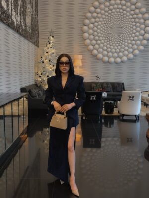 Khanyi Mbau Instagram - It was such a pleasure speaking at the Afri - Master class , thank you for the opportunity. Abundance 🫴🏽🤍✨
Suit: @meshki
Bob: @majestic_premium_collection