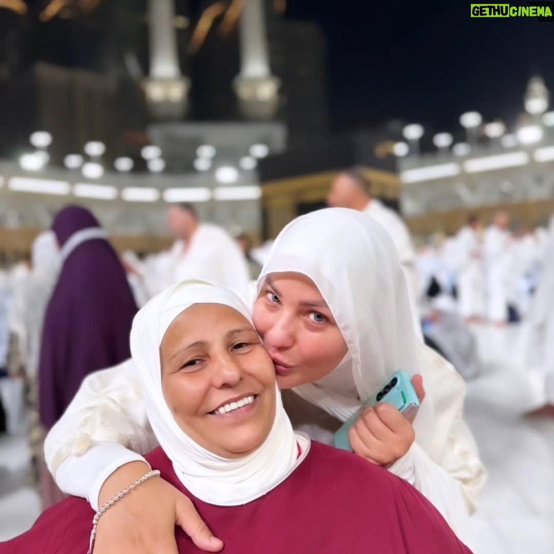 Khaoula Slimani - 56.1K Likes - هذه الإجابة لكل من يسألني : لماذا تحجبتي؟ لماذا هذا التغيير ؟🥰❤️
الحمدلله الذي هداني و أنار بصيرتي لرؤية الطريق الحق قبل فوات الأوان و قبل أن تنفذ مني كل فرص التوبة (الموت).. طريق النور و الخير ، طريق التوكل على الله و اتباع القرآن و سنة رسوله محمد صلى الله عليه و سلم 🤲❤️الحمدلله الذي أعطاني فرصة لاتدارك اخطائي و ألا افشل في الاختبار  ان شاء الله ❤️ اختبار الدنيا الفانية : فمن نجح فاز بالسعادة الابدية و من فشل فعذاب ابدي (اعوذ بالله ) و انا اخترت ان اعمل كل ما بوسعي للفوز في هذا الإختبار ان شاء الله 😉❤️🤲اللهم يا مقلب القلوب ثبت قلبي على دينك و يا مصرف القلوب صرّف قلبي على حبك و على طاعتك 🤲🤲 اللهم لا تحرمني من نورك و من رحمتك ❤️🤲
من مثلي إختار  طريق الفوز في الإختبار؟؟ 🥰