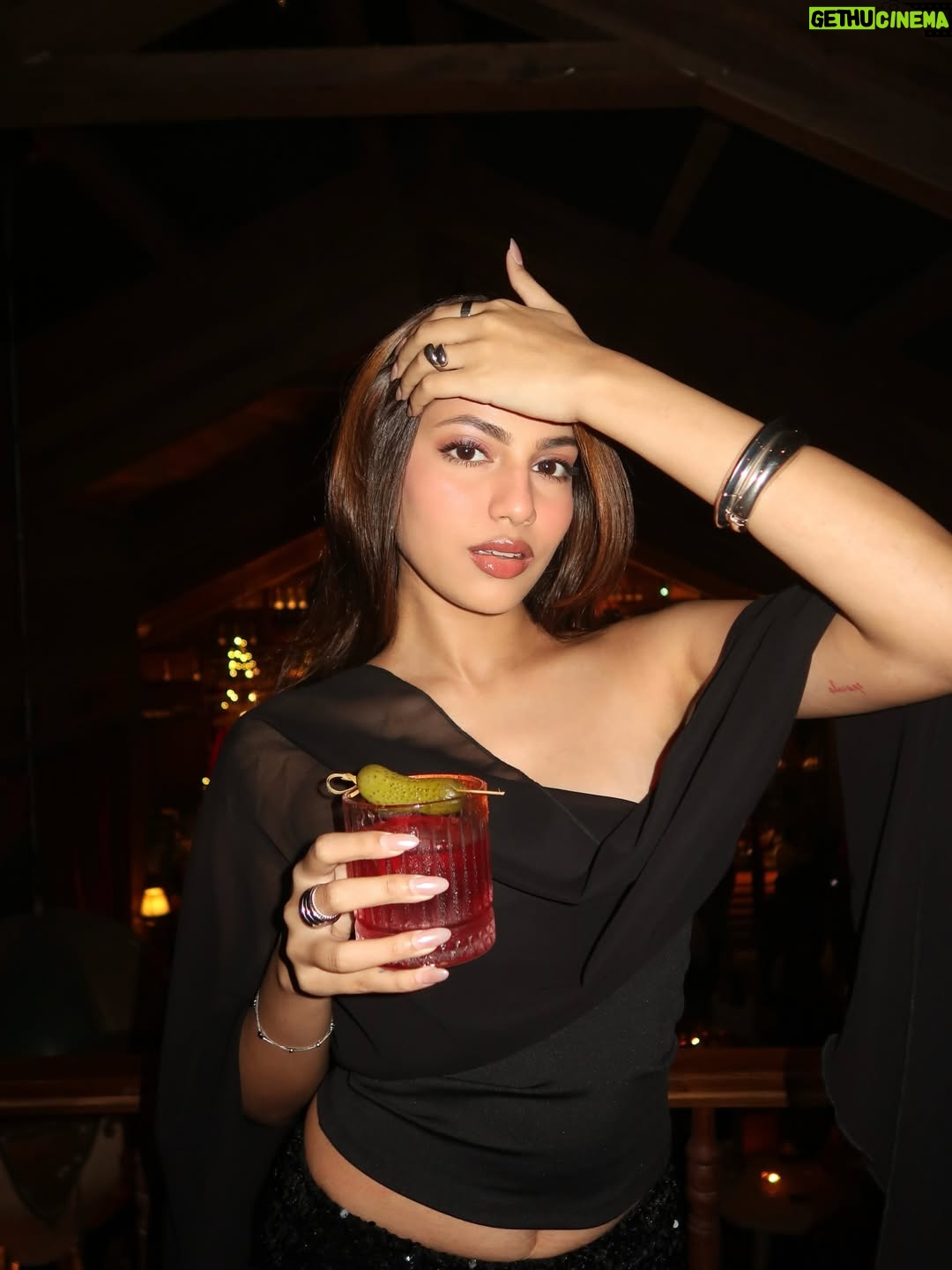 Khushi Hegde - 75.6K Likes - fashionably late… even to Christmas🍸

wearing alllll @nefsfinds 🖤