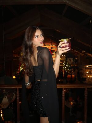 Khushi Hegde Instagram - fashionably late⦠even to Christmasšø
wearing alllll @nefsfinds š¤