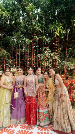 Khushi Hegde Instagram - THE BRIDEāS SIDE āØš¤š»
with all the women I love so so muchš¤
@pakkhihegde @khushihegde @esha_shetty @shlokashetty16 @vaishnavi.shetty
Wedding BTS @beautifullytoldstories
