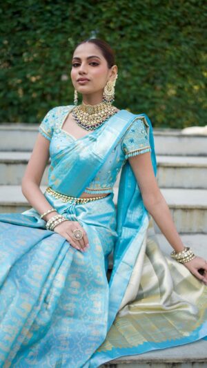 Khushi Hegde Instagram - the look I was most excited about!!š„¹
my first time wearing a Kanjeevaram saree, and the moment I saw this baby blue colour I knew what I wanted to go forš©µ
all my jewelry is @chinar_jewels š¦
Makeup and Hair: @shradhaluthra