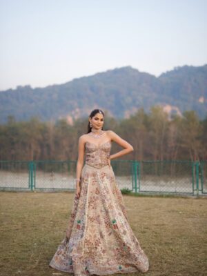 Khushi Hegde Instagram - no words I have would suffice for this dayšŖ¬
Outfit: @aisharaoofficial
Jewelry: @amarisjewelsofficial
Makeup & Hair: @shradhaluthra