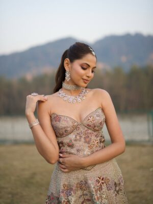 Khushi Hegde Instagram - no words I have would suffice for this dayšŖ¬
Outfit: @aisharaoofficial
Jewelry: @amarisjewelsofficial
Makeup & Hair: @shradhaluthra