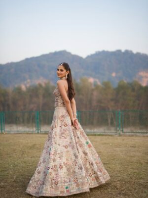 Khushi Hegde Instagram - no words I have would suffice for this dayšŖ¬
Outfit: @aisharaoofficial
Jewelry: @amarisjewelsofficial
Makeup & Hair: @shradhaluthra