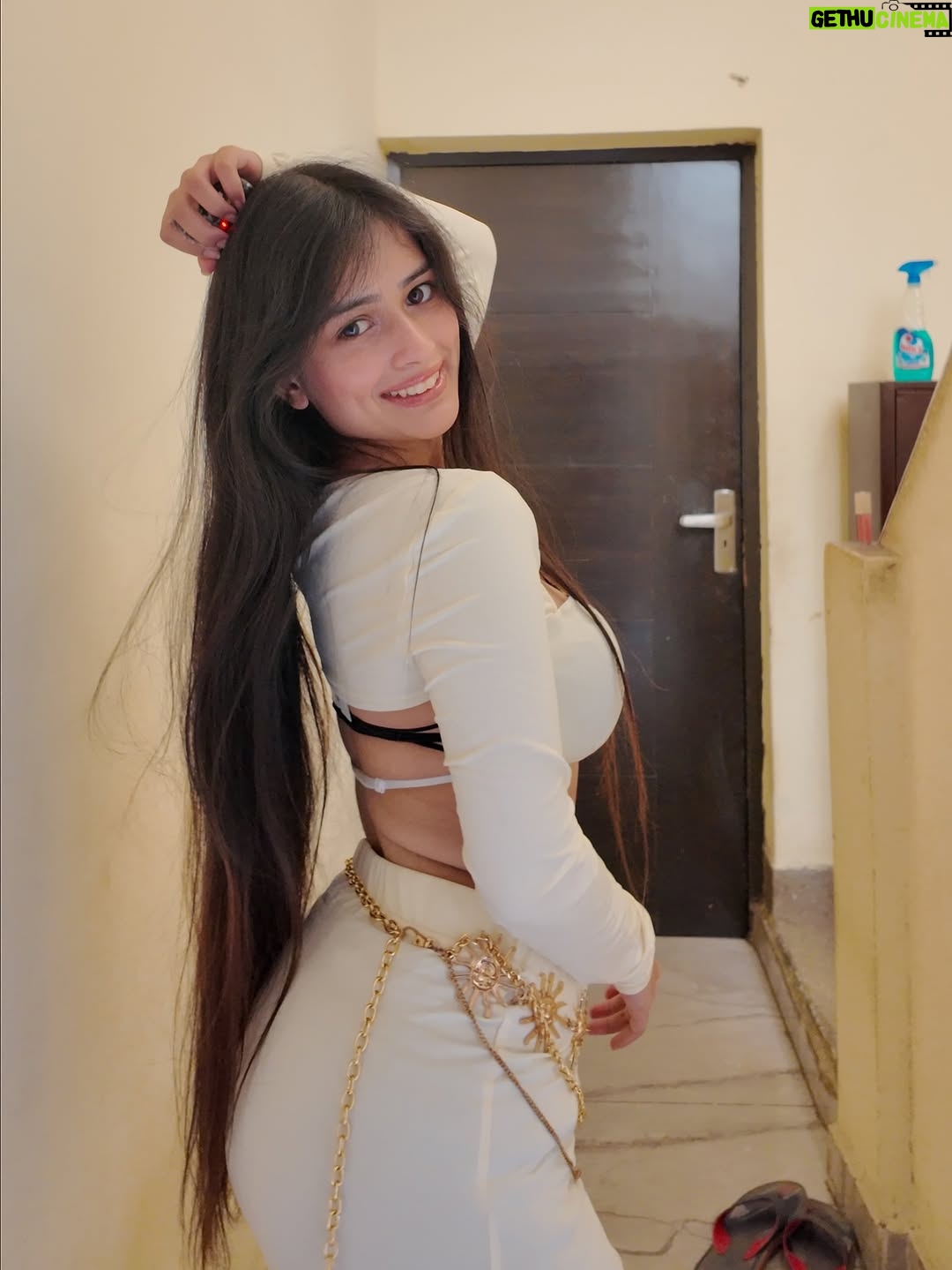 Khushi Maheshwari - 73.4K Likes - Golden hour glow & glossy lips ✨
Outfit- @myluluandsky @myntra