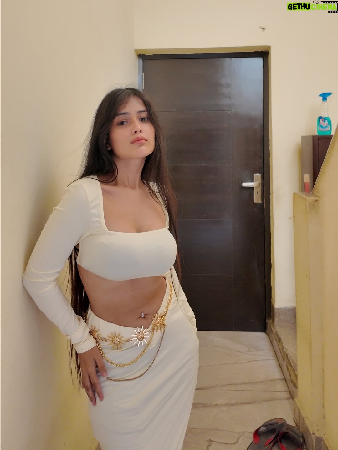 Khushi Maheshwari - 73.4K Likes - Golden hour glow & glossy lips ✨
Outfit- @myluluandsky @myntra