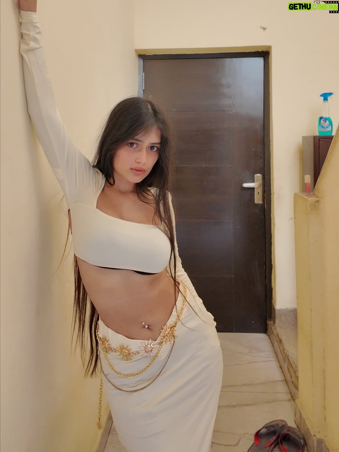 Khushi Maheshwari - 73.4K Likes - Golden hour glow & glossy lips ✨
Outfit- @myluluandsky @myntra