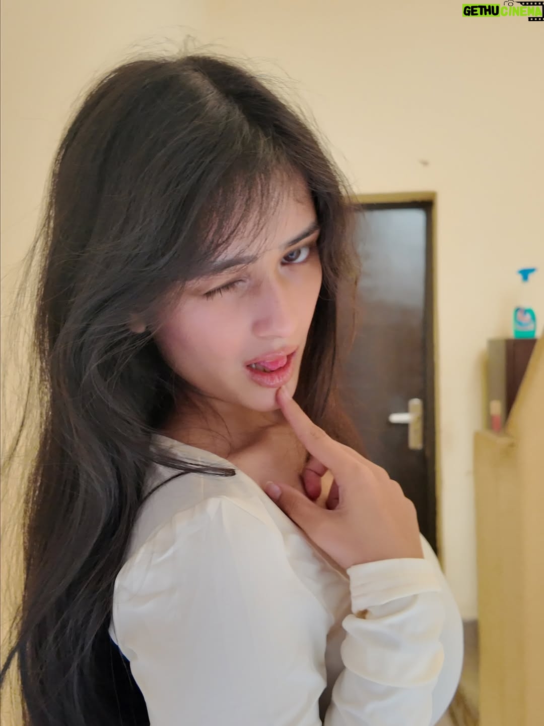 Khushi Maheshwari - 73.4K Likes - Golden hour glow & glossy lips ✨
Outfit- @myluluandsky @myntra