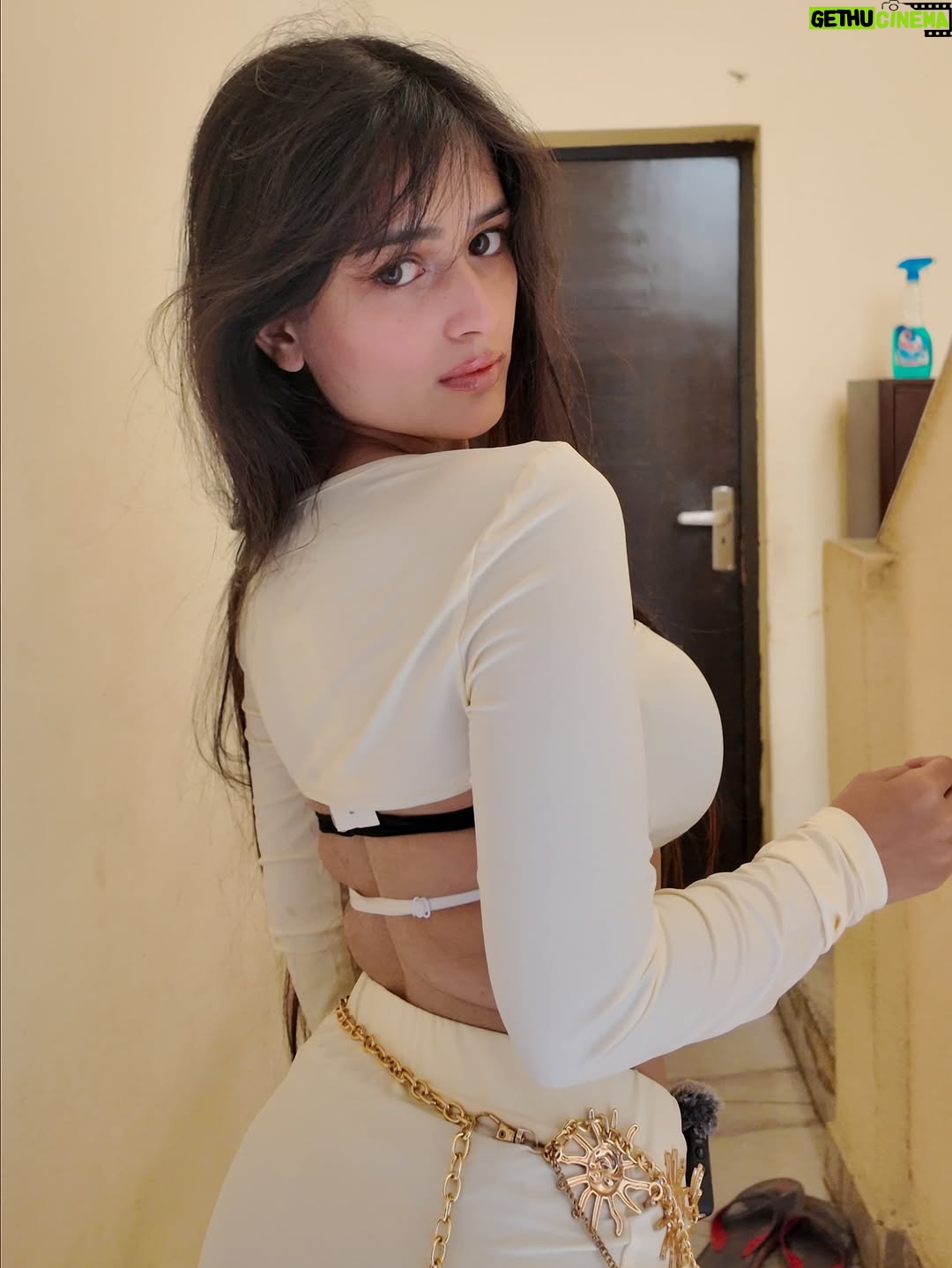 Khushi Maheshwari - 73.4K Likes - Golden hour glow & glossy lips ✨
Outfit- @myluluandsky @myntra
