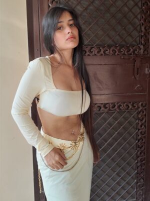 Khushi Maheshwari Instagram - Golden hour glow & glossy lips ✨
Outfit- @myluluandsky @myntra