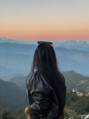 Kiara Fulra Instagram - Pahado ke uss paar wali Dunia 🏔️🍁