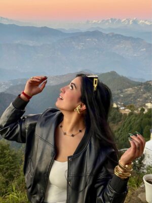 Kiara Fulra Instagram - Pahado ke uss paar wali Dunia 🏔️🍁