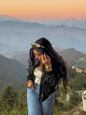 Kiara Fulra Instagram - Pahado ke uss paar wali Dunia 🏔️🍁