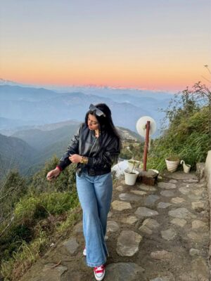 Kiara Fulra Instagram - Pahado ke uss paar wali Dunia 🏔️🍁
