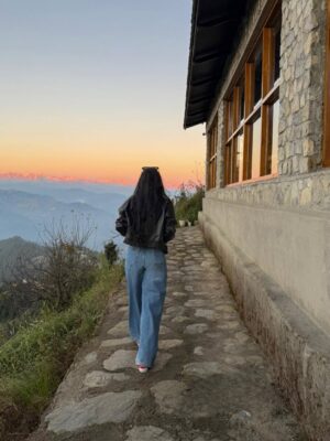 Kiara Fulra Instagram - Pahado ke uss paar wali Dunia 🏔️🍁