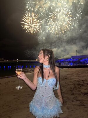 Kiara Laos Instagram - season ‘26 ep 1 🥂✧˖°.

~

En Dubai ya es año nuevo, es decir estoy en actualmente en el futuro. Que loco! Cerré este año de la mejor forma en Asia con personitas que quiero mucho y visitando un país que llevaba tiempo en mi bucket list! Me siento más bendecida que nunca de recibir un año más. Gracias 2025 por todo lo que me enseñaste y todo lo vivido y bienvenido 2026. Les deseo a todos un año lleno de abundancia, amor y salud. Que cumplan todas sus metas y sueños más locos. Gracias por acompañarme otro año más.
 Los quiero mucho, kisses from the future ✌︎︎༝༚༝༚⋆ ˚