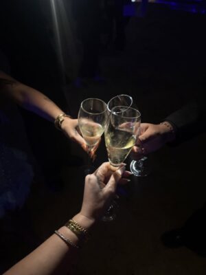 Kiara Laos Instagram - season ‘26 ep 1 🥂✧˖°.

~

En Dubai ya es año nuevo, es decir estoy en actualmente en el futuro. Que loco! Cerré este año de la mejor forma en Asia con personitas que quiero mucho y visitando un país que llevaba tiempo en mi bucket list! Me siento más bendecida que nunca de recibir un año más. Gracias 2025 por todo lo que me enseñaste y todo lo vivido y bienvenido 2026. Les deseo a todos un año lleno de abundancia, amor y salud. Que cumplan todas sus metas y sueños más locos. Gracias por acompañarme otro año más.
 Los quiero mucho, kisses from the future ✌︎︎༝༚༝༚⋆ ˚