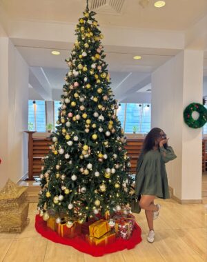Kiki Omeili Instagram - What’s Christmas without a Christmas tree picture?
My December isn’t Detty yet o, Lagos traffic isn’t allowing me😭
Is yours Detty yet?

#KikiOmeili
#Christmas