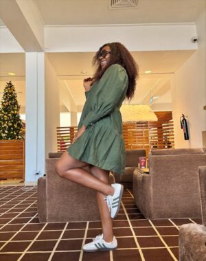 Kiki Omeili Instagram - What’s Christmas without a Christmas tree picture?
My December isn’t Detty yet o, Lagos traffic isn’t allowing me😭
Is yours Detty yet?

#KikiOmeili
#Christmas