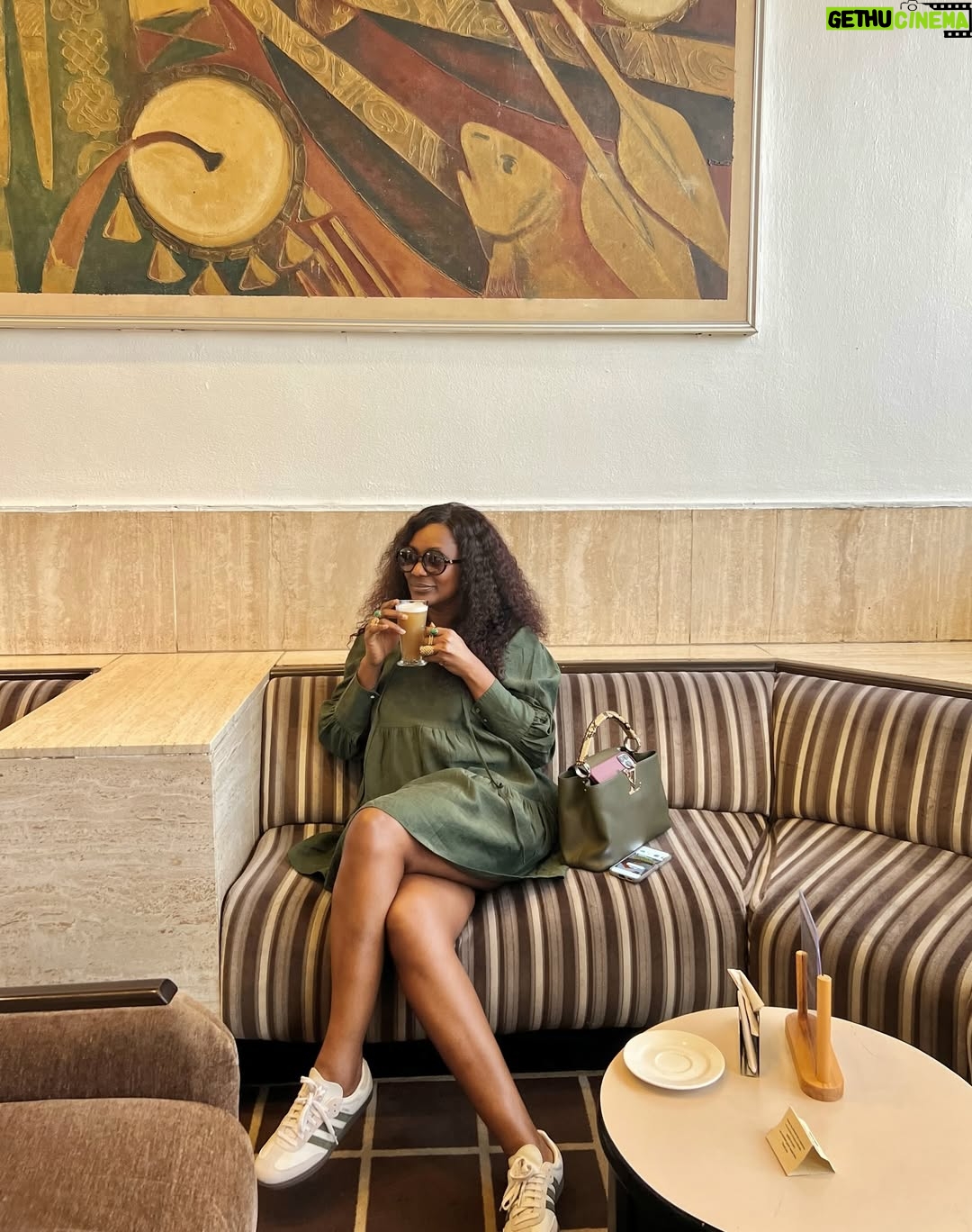 Kiki Omeili - 3 Likes - What’s Christmas without a Christmas tree picture?
My December isn’t Detty yet o, Lagos traffic isn’t allowing me😭
Is yours Detty yet?

#KikiOmeili
#Christmas