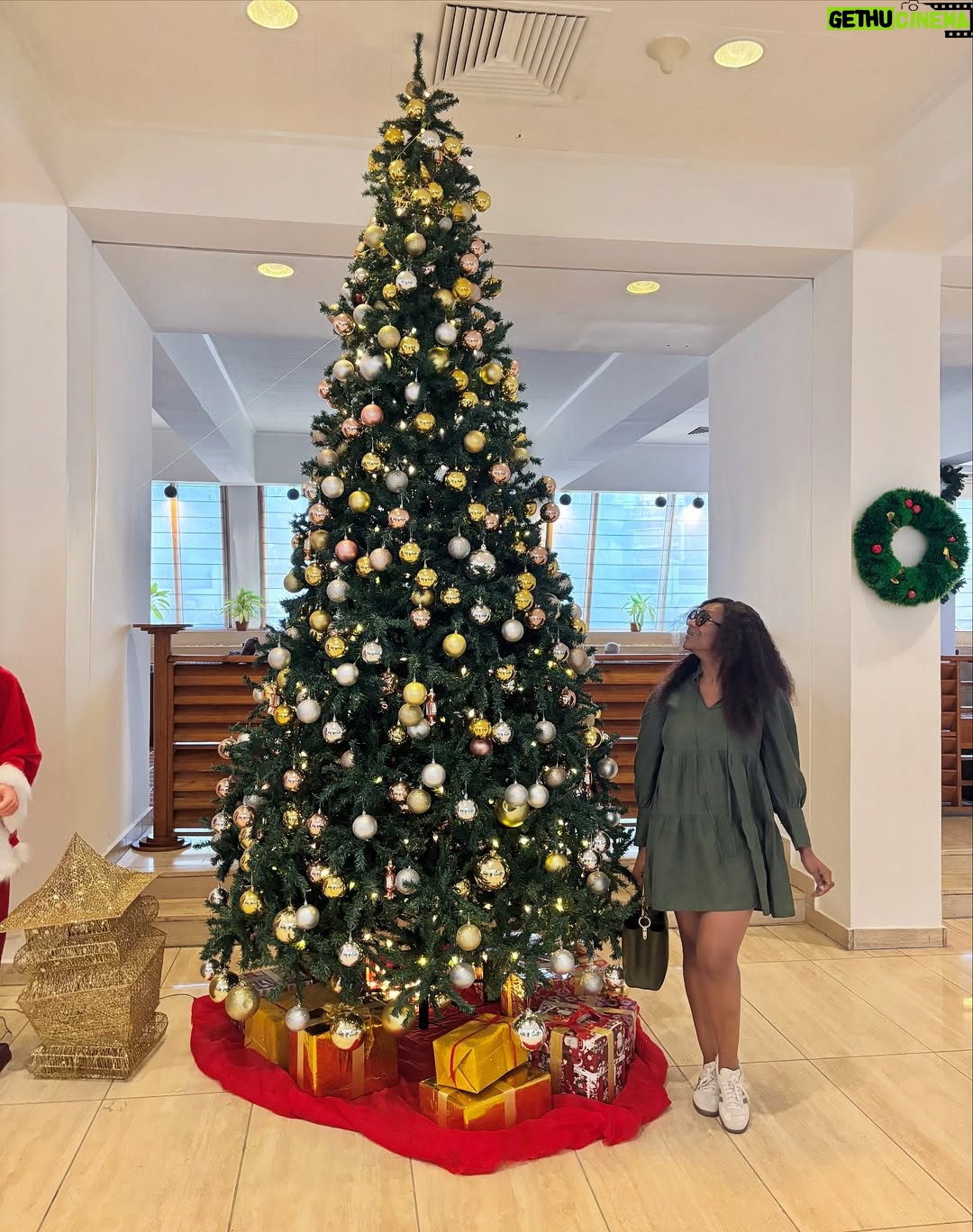 Kiki Omeili - 3 Likes - What’s Christmas without a Christmas tree picture?
My December isn’t Detty yet o, Lagos traffic isn’t allowing me😭
Is yours Detty yet?

#KikiOmeili
#Christmas