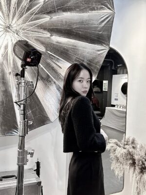 Kim Chae-eun Instagram - 어제는 끝났고. 내일은 멀었고. 오늘은,,