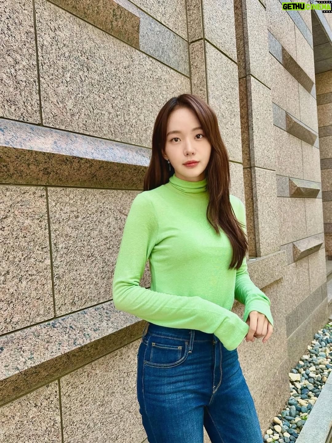 Kim Chae-eun - 8.1K Likes - 어제는 끝났고. 내일은 멀었고. 오늘은,,