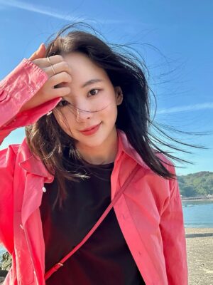 Kim Chae-eun Instagram - 어제는 끝났고. 내일은 멀었고. 오늘은,,