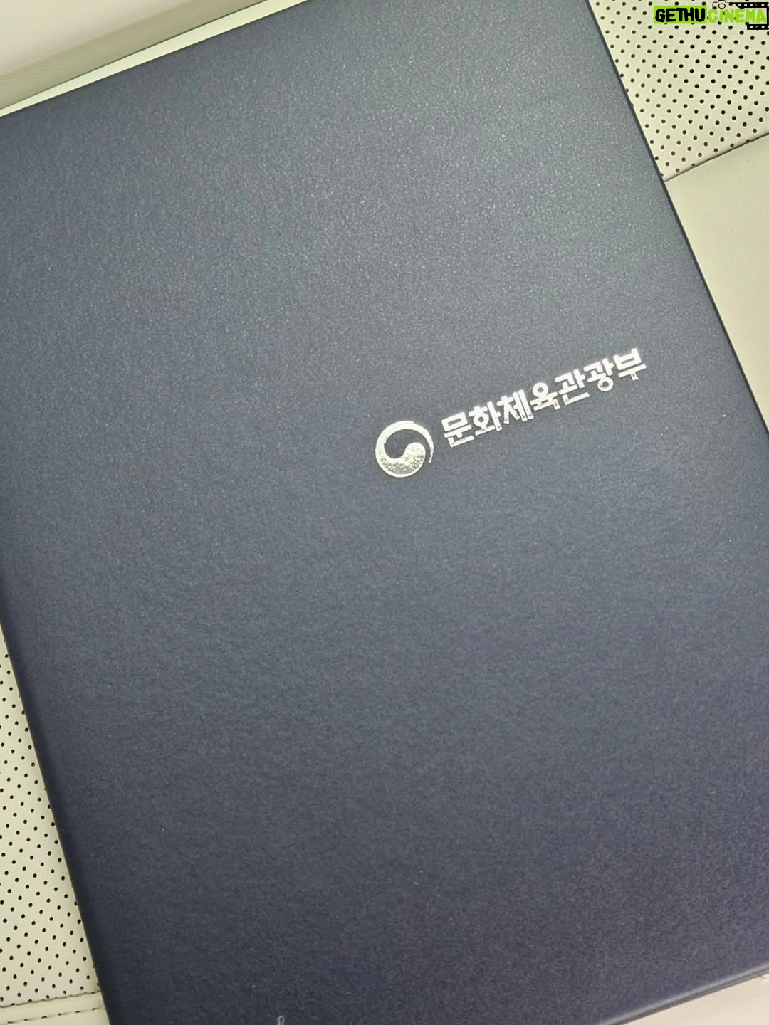 Kim Ga-yeon - 1K Likes - .
.
@eunhye.p가 어느날 올린 피드백을 보고..
갱년기 갬성으로 시작한 한국어 교원 자격증 도전.
1년3개월동안..나름 열심히 했고..때로는..
내가 왜 이걸한다고 했을까 후회도 살짝하고..
실습교안 짤때는 재미도 있었고..
결국 해낸 나를 칭찬해본다.
수고했어!
아직도 눈에 아른거려.파찰음.파열음....오우..