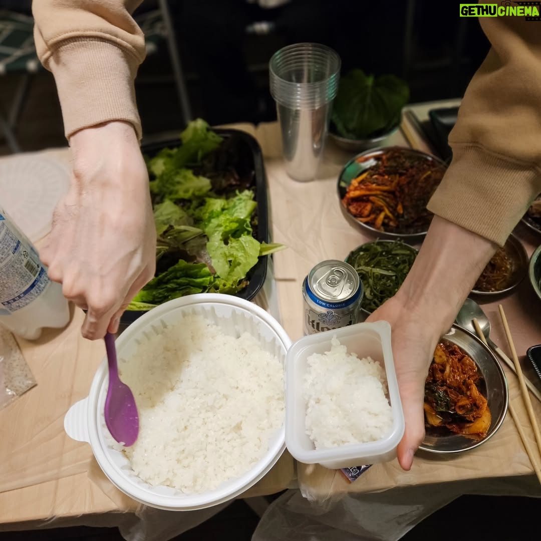 Kim Ga-yeon - 9.8K Likes - .
.
상혁이랑 두번째 글램핑
이제 상혁이의 정체(?)를 알게된
막딩이 싸인도 받고..
집에서 밥과 반찬 싸가고..
고기장인이 고기도 굽고.
석쇠에 고등어도 굽고.
대상혁이 밥도 퍼주고..
배터지도록 끊임없이  먹부림.
우승을 축하하며 글램핑장에서
집밥 한끼 해먹이고..
상혁이가 라면에 싸인해줌. 

#대상혁
#페이커와현실유미
#