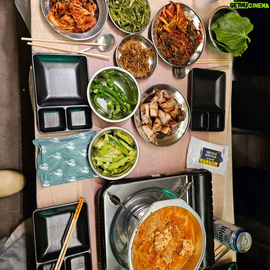 Kim Ga-yeon - 9.8K Likes - .
.
상혁이랑 두번째 글램핑
이제 상혁이의 정체(?)를 알게된
막딩이 싸인도 받고..
집에서 밥과 반찬 싸가고..
고기장인이 고기도 굽고.
석쇠에 고등어도 굽고.
대상혁이 밥도 퍼주고..
배터지도록 끊임없이  먹부림.
우승을 축하하며 글램핑장에서
집밥 한끼 해먹이고..
상혁이가 라면에 싸인해줌. 

#대상혁
#페이커와현실유미
#