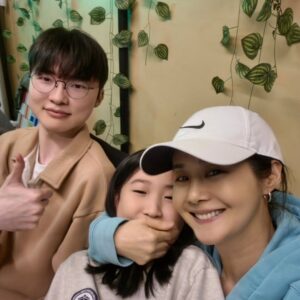 Kim Ga-yeon Instagram - .
.
상혁이랑 두번째 글램핑
이제 상혁이의 정체(?)를 알게된
막딩이 싸인도 받고..
집에서 밥과 반찬 싸가고..
고기장인이 고기도 굽고.
석쇠에 고등어도 굽고.
대상혁이 밥도 퍼주고..
배터지도록 끊임없이  먹부림.
우승을 축하하며 글램핑장에서
집밥 한끼 해먹이고..
상혁이가 라면에 싸인해줌. 

#대상혁
#페이커와현실유미
#