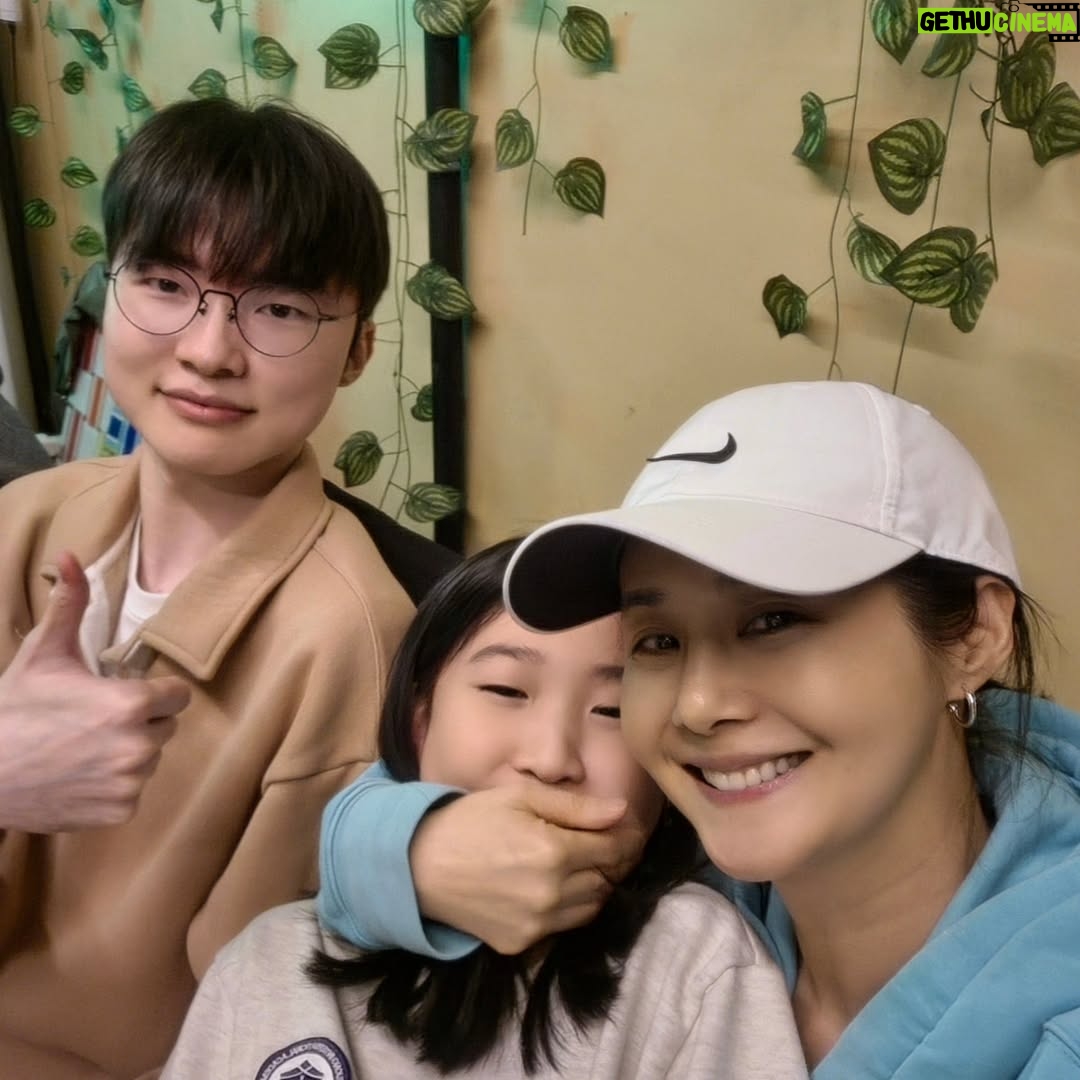 Kim Ga-yeon - 9.8K Likes - .
.
상혁이랑 두번째 글램핑
이제 상혁이의 정체(?)를 알게된
막딩이 싸인도 받고..
집에서 밥과 반찬 싸가고..
고기장인이 고기도 굽고.
석쇠에 고등어도 굽고.
대상혁이 밥도 퍼주고..
배터지도록 끊임없이  먹부림.
우승을 축하하며 글램핑장에서
집밥 한끼 해먹이고..
상혁이가 라면에 싸인해줌. 

#대상혁
#페이커와현실유미
#