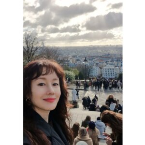 Kim Ji-soo Instagram - 안녕~ 파리는 비가 자주 내리고 있는데 날이 맑은날 맞춰서 올라간 몽마르뜨 언덕에서 오랜만에 인사드려요. 
한국에 있는동안 내 마음같지 않았던 일들때문에 아주 즐겁게 오지는 못했지만 파리와 프라하에서 비울 마음은 또 비우고 힘내는 시간을 가져볼려구요. 
너무 애를 썼으니 잠시 애쓰지 않고 있을 시간도 필요하고. 😢

한국은 지금 많이 춥고 눈도 많이 왔다는데 모두 감기 조심하시고 따뜻한 주말 보내세요~