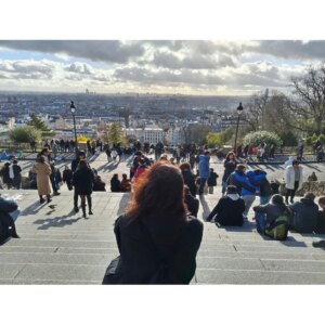 Kim Ji-soo Instagram - 안녕~ 파리는 비가 자주 내리고 있는데 날이 맑은날 맞춰서 올라간 몽마르뜨 언덕에서 오랜만에 인사드려요. 
한국에 있는동안 내 마음같지 않았던 일들때문에 아주 즐겁게 오지는 못했지만 파리와 프라하에서 비울 마음은 또 비우고 힘내는 시간을 가져볼려구요. 
너무 애를 썼으니 잠시 애쓰지 않고 있을 시간도 필요하고. 😢

한국은 지금 많이 춥고 눈도 많이 왔다는데 모두 감기 조심하시고 따뜻한 주말 보내세요~