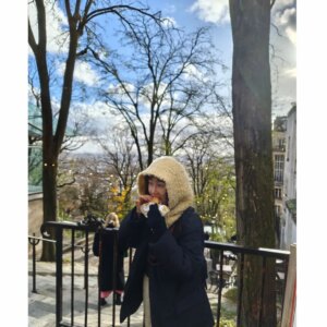 Kim Ji-soo Instagram - 안녕~ 파리는 비가 자주 내리고 있는데 날이 맑은날 맞춰서 올라간 몽마르뜨 언덕에서 오랜만에 인사드려요. 
한국에 있는동안 내 마음같지 않았던 일들때문에 아주 즐겁게 오지는 못했지만 파리와 프라하에서 비울 마음은 또 비우고 힘내는 시간을 가져볼려구요. 
너무 애를 썼으니 잠시 애쓰지 않고 있을 시간도 필요하고. 😢

한국은 지금 많이 춥고 눈도 많이 왔다는데 모두 감기 조심하시고 따뜻한 주말 보내세요~