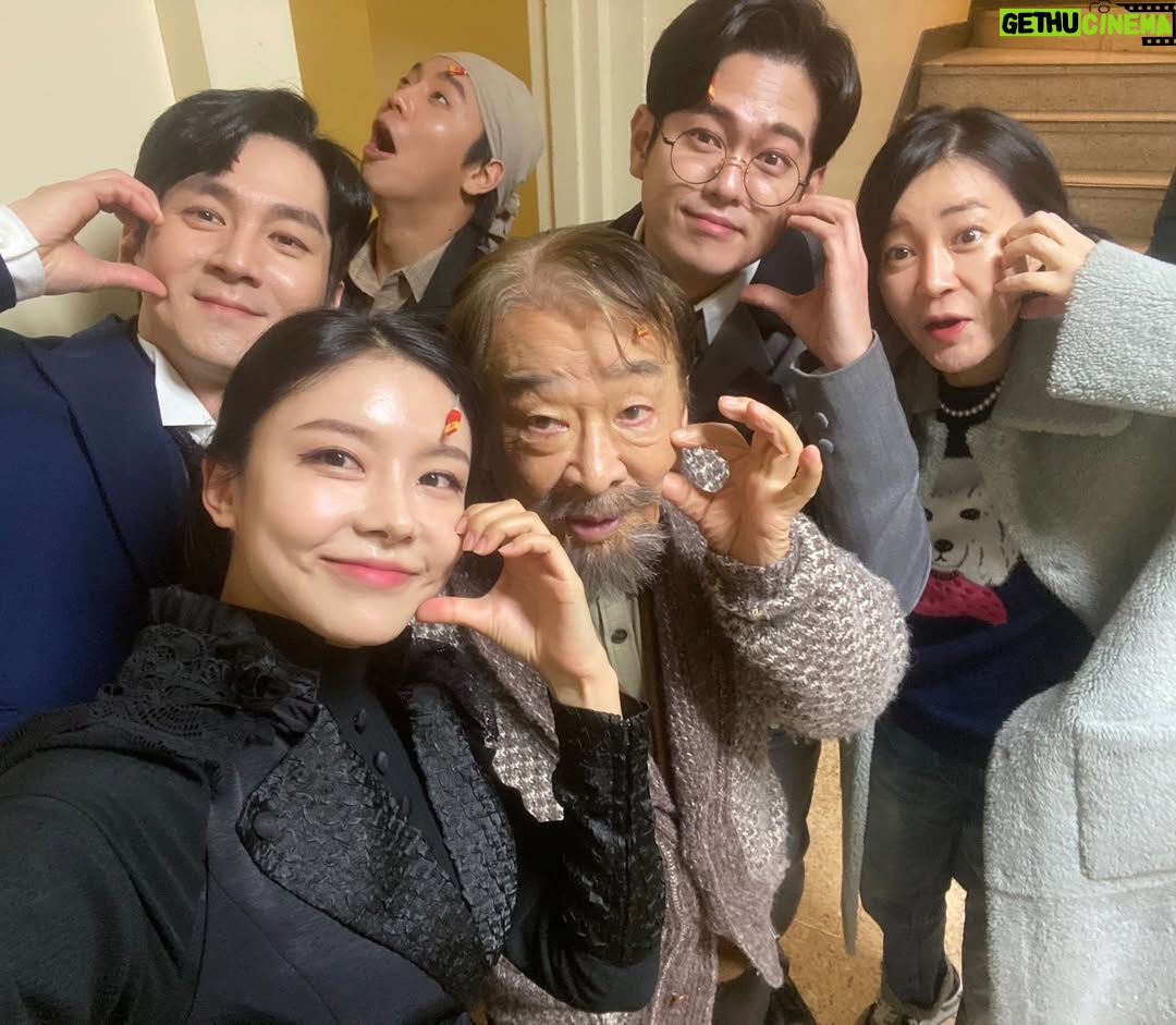 Kim Na-young - 63.9K Likes - .
선생님과 눈을 마주하고 연기할 수 있었던 시간이 제겐 큰 행복이었습니다
연기에 대한 선생님의 진심과 열정을 가까이에서 느끼며 많은 것을 배우고, 또 깊이 반성할 수 있었습니다
그 모든 가르침을 마음속에 오래도록 간직하겠습니다

진심으로 사랑하고, 존경합니다
