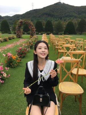 Kim Si-eun Instagram - 꽃을 든