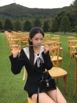 Kim Si-eun Instagram - 꽃을 든