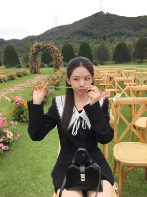 Kim Si-eun Instagram - 꽃을 든