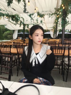 Kim Si-eun Instagram - 꽃을 든