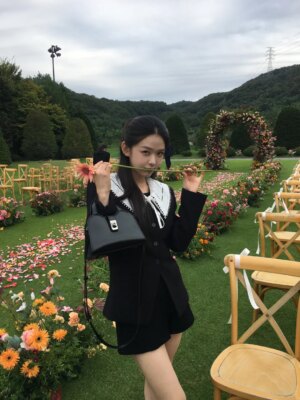 Kim Si-eun Instagram - 꽃을 든