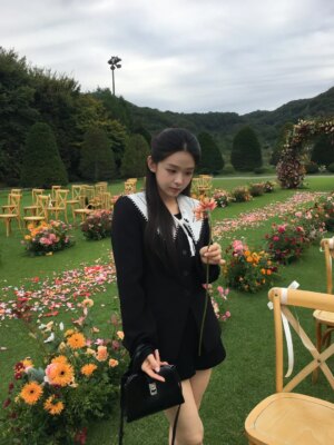 Kim Si-eun Instagram - 꽃을 든