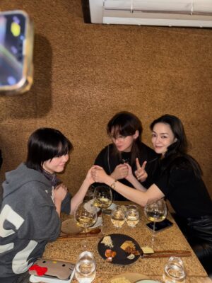 Kim Yoon-ah Instagram - ❤️❤️❤️ 사랑하는 자매님들 🥰