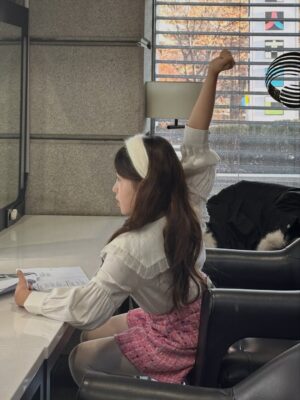 Kim Yu-ha Instagram - 매달 케베스 출근 중인데
사진 남기는 걸 매번 잊어버리는...ㅠㅠㅋㅋㅋㅋ
방송하러 가는 느낌보다 공부하러 가는 어동티🐰
#어린이동물티비