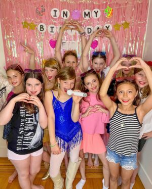 Kimberley Sustad Instagram - You’re welcome @kimberleysustad for lending you our birthday backdrop for your kiddo 💖

🎂 @awalkk35  @paulcampbellofficial 
🤍 @casstroywalker