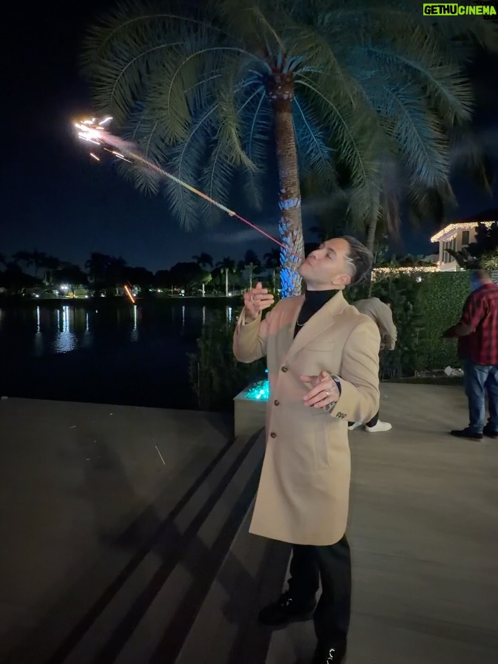 Kimberly Loaiza - 1 Million Likes - Hola 2026 ✨

Linduras les deseo feliz año lleno, espero que esté lleno amor y felicidad. Gracias por seguirme y permitirme ser parte de sus vidas los amo 🫶🏻