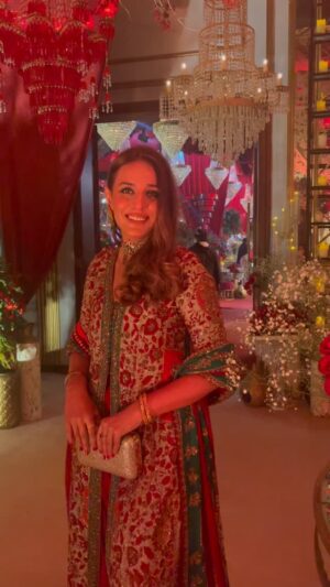 Kinza Razzak Instagram - A little bit of red in life is always good ❣️

Clothes by @sairashakira 
Jewellery by @zaheenkamran